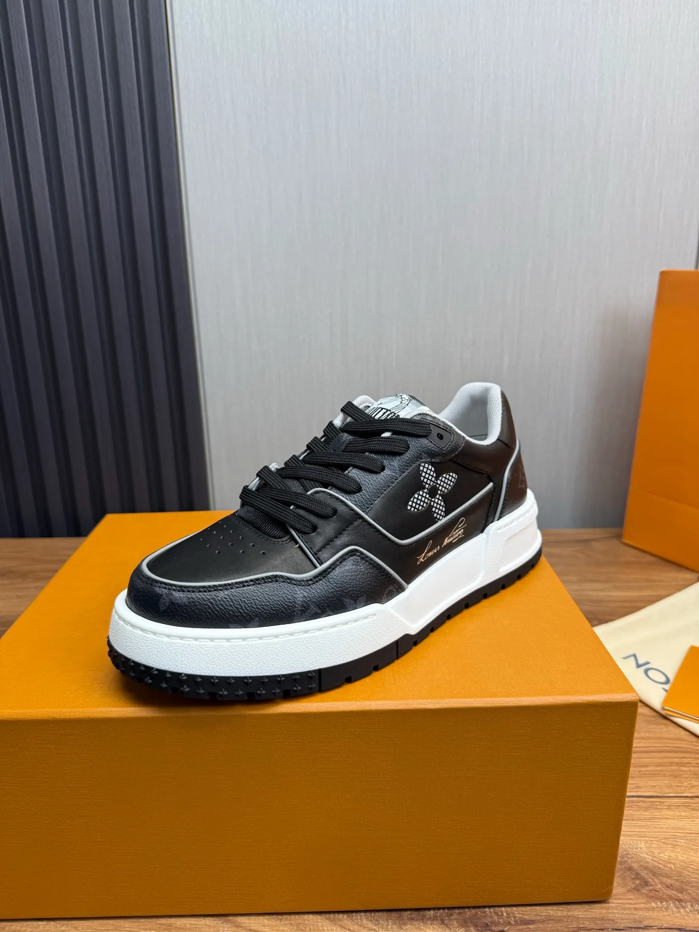 Men's shoes 💰860💰 LV. High version counters are on sale at the same time ⬆️ Men's new sneakers 🔥 The uppers are imported cowhide; "High-end, high-end, classy, ​​noble" workmanship is exquisite (original cowhide is used inside), soles: Original outsole specially provided by the original factory, taken in real life 🎬. Yardage: 38-44. (38.45 can be customized)